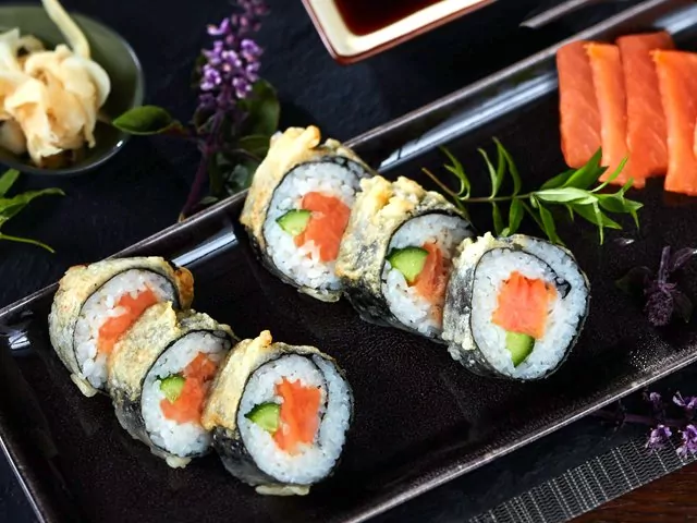 Lachs Sushi: Crunchy Salmon Roll mit Wasabi Creme